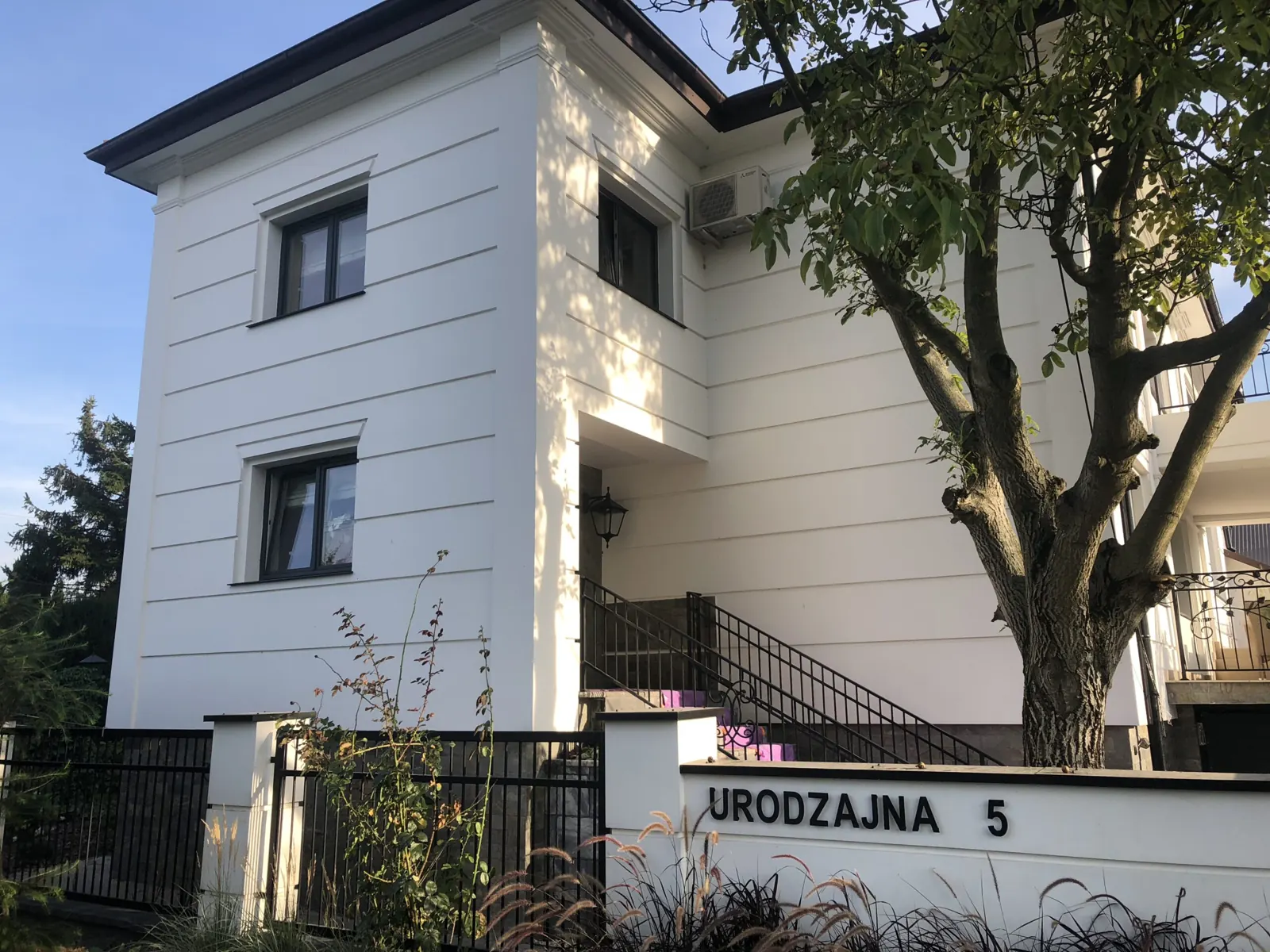Piętrowy dom z boniowaniem na elewacji