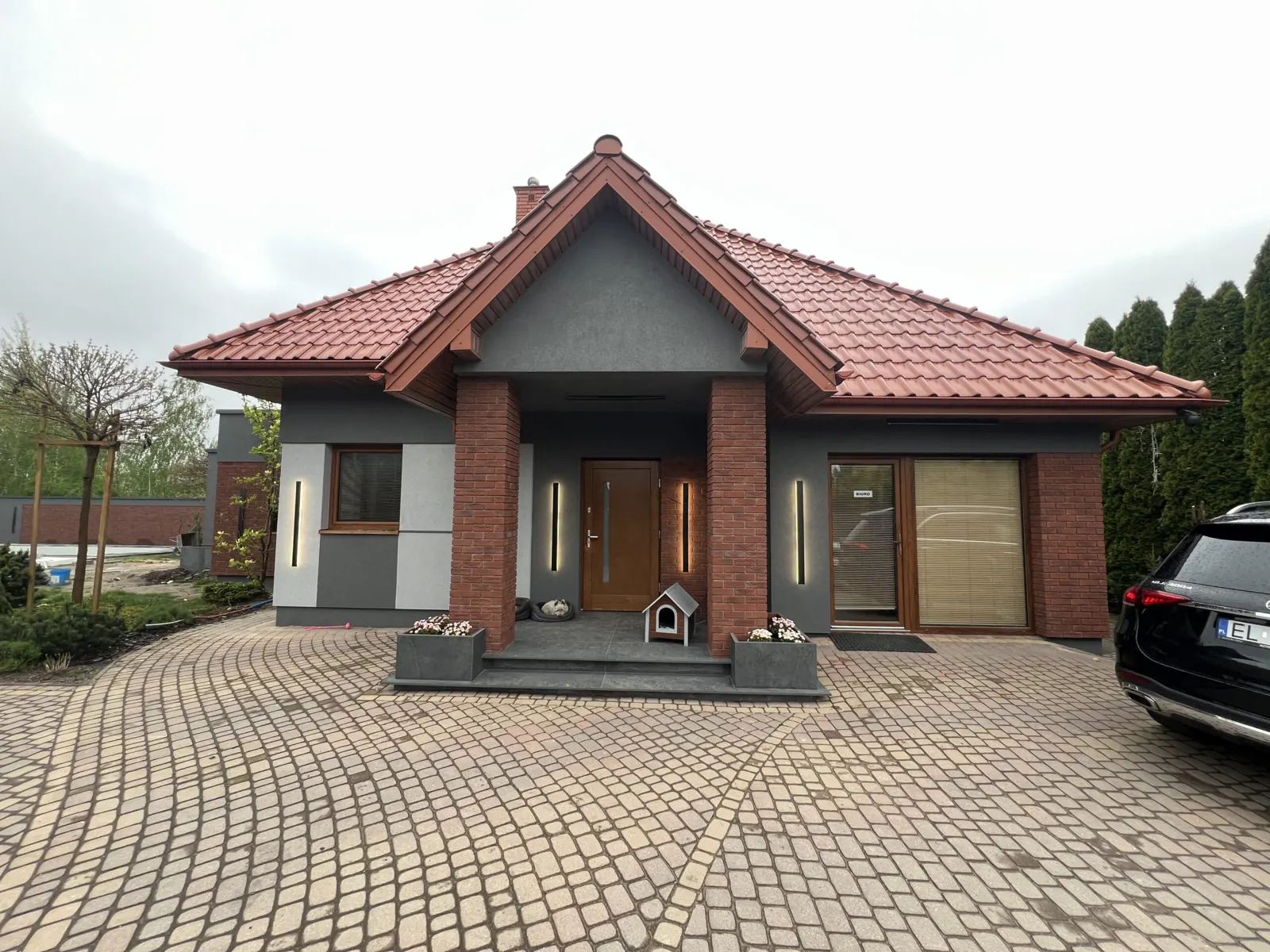 Dom z cegłą klinkierową przy wejściu