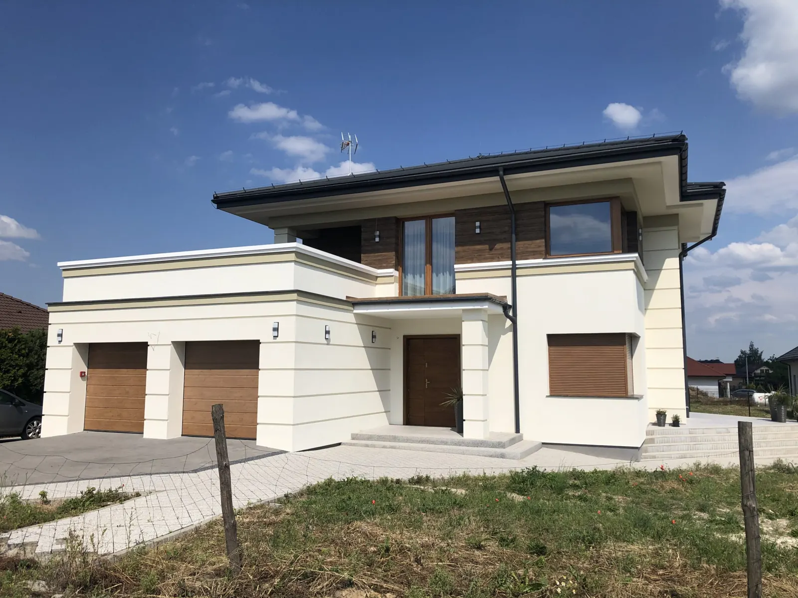 Dom z garażem — biała elewacja