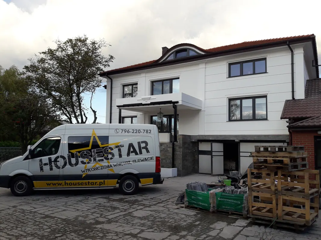 Elewacja w trakcie prac — ekipa HouseStar