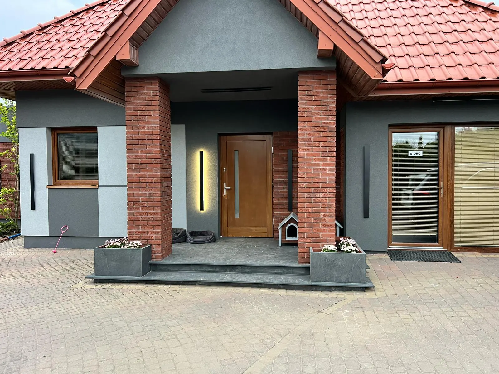 Wejście z cegłą klinkierową i drewnianymi drzwiami