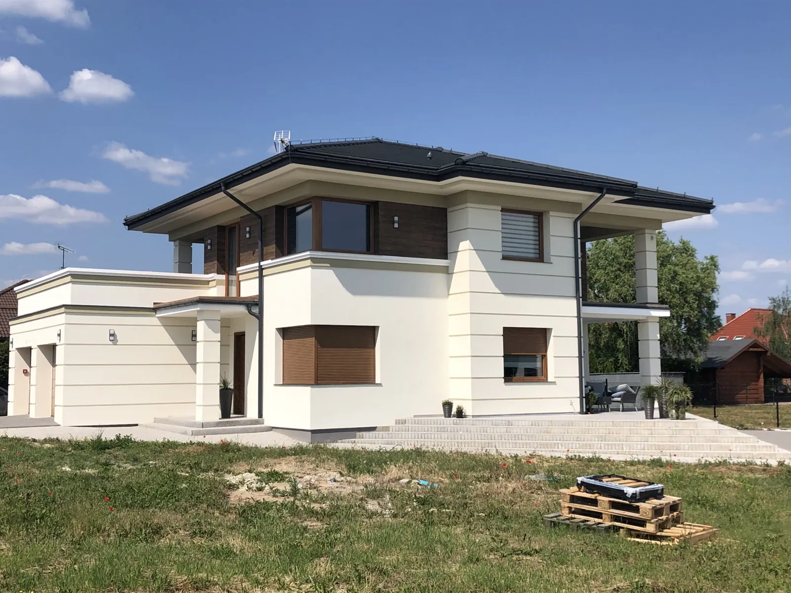 Dom piętrowy — biała elewacja
