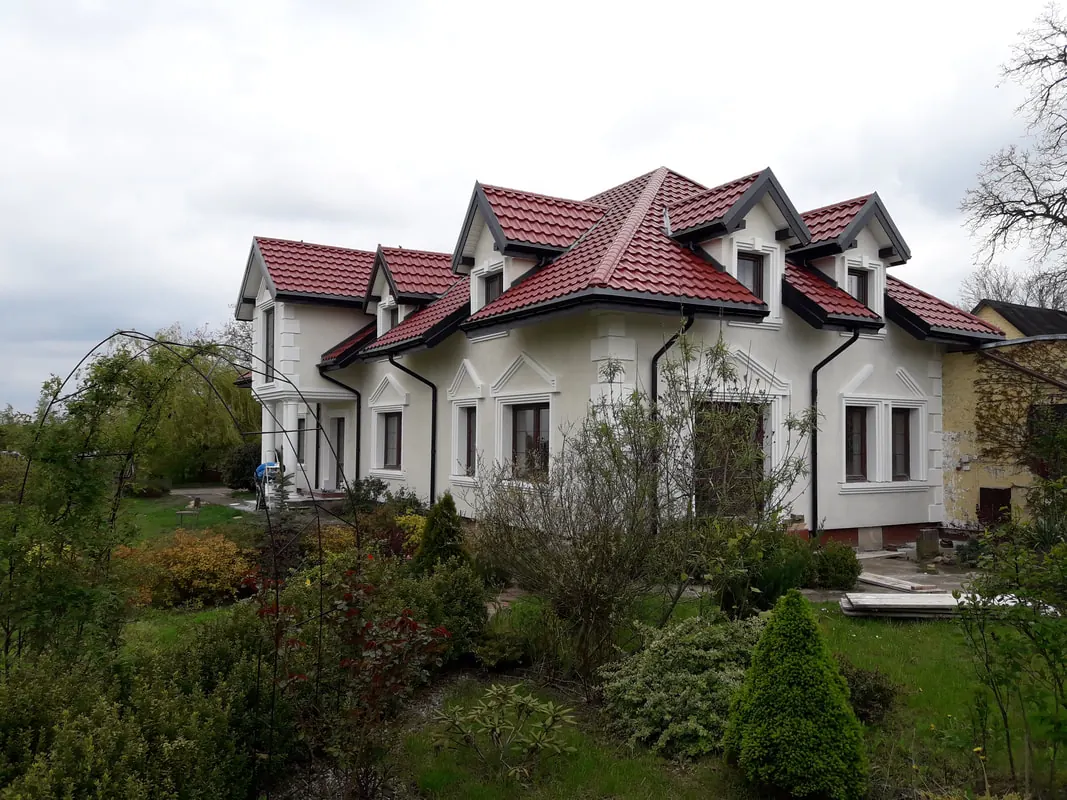 Dom w ogrodzie — jasna elewacja