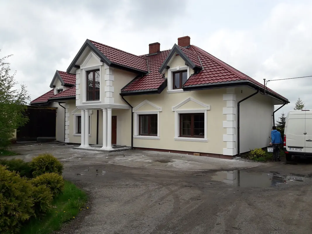 Dom z poddaszem i lukarnami