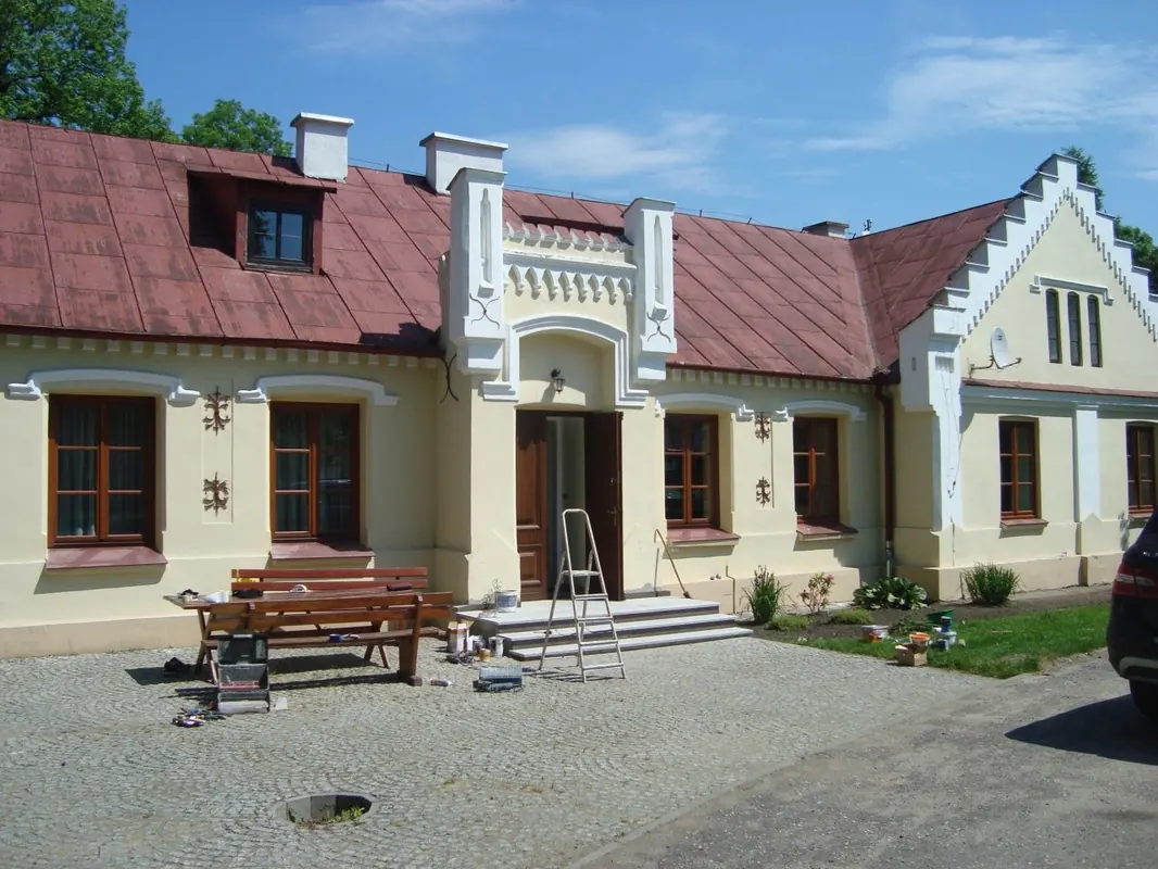 Dom w stylu dworkowym z ozdobnymi szczytami