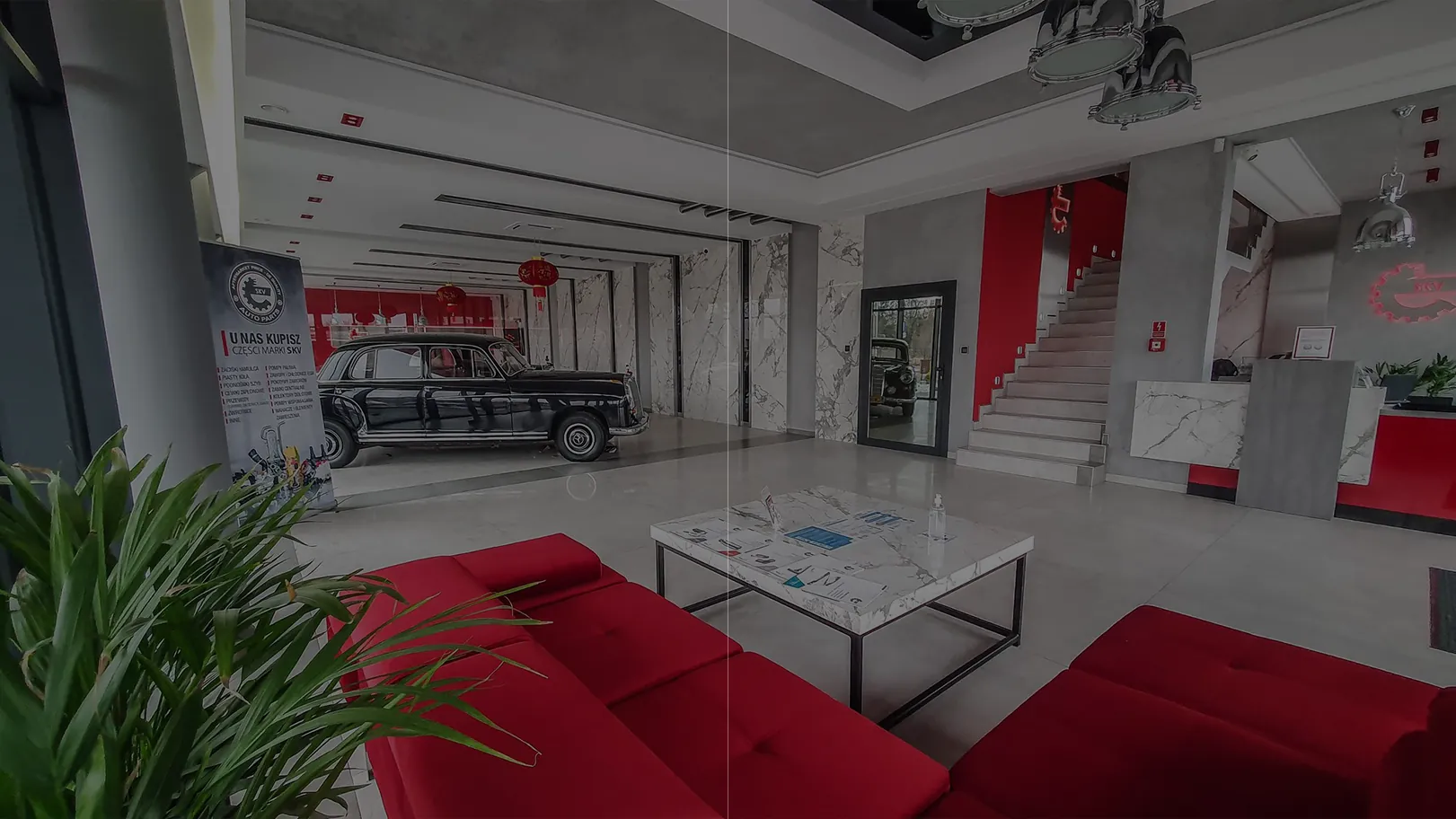 Wykończony salon wystawowy z czerwonymi sofami i marmurem — realizacja HouseStar
