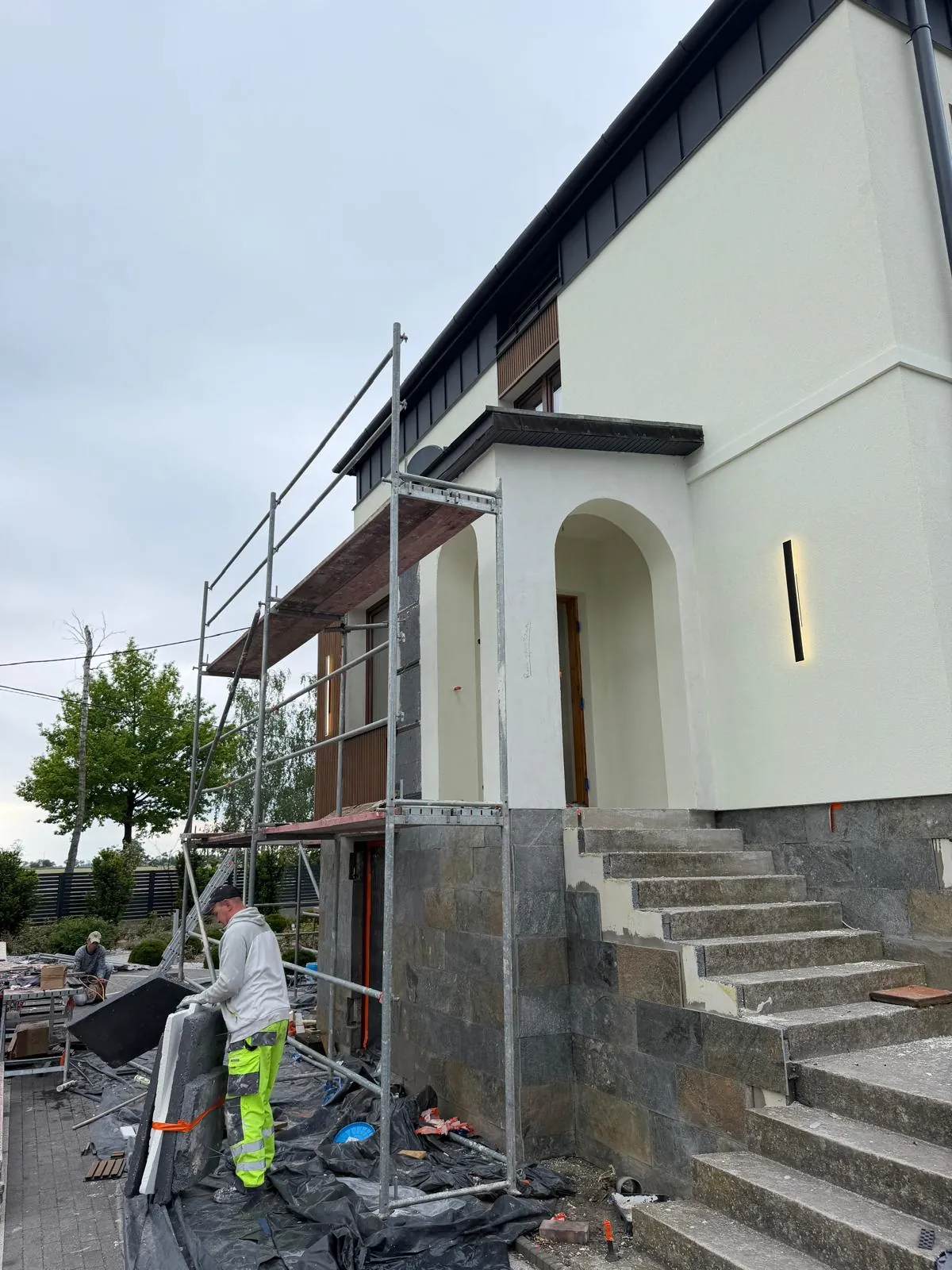 Łukowy portal wejścia w trakcie tynkowania