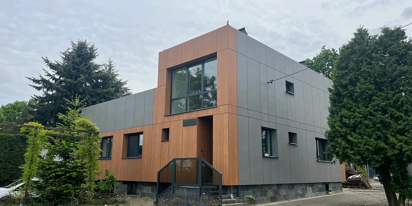 Modernistyczna elewacja budynku — realizacja HouseStar