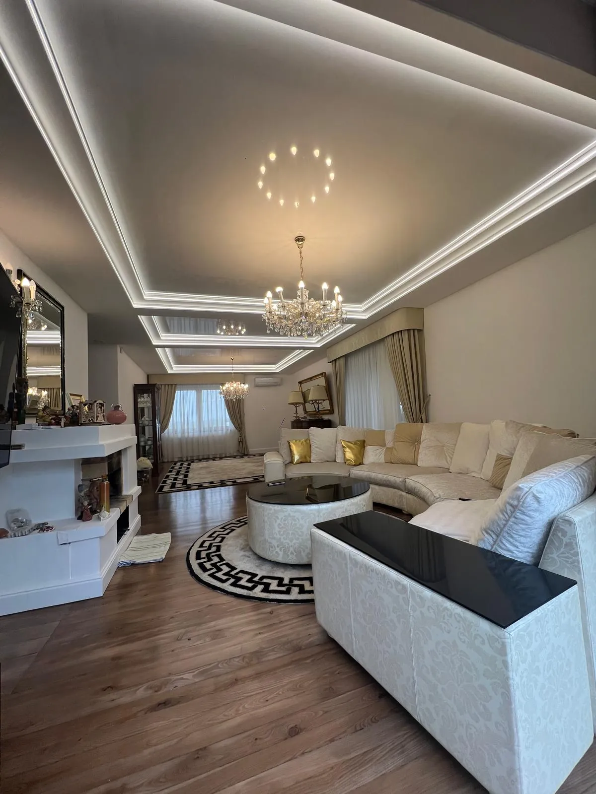 Widok salonu z dywanem w greckie wzory