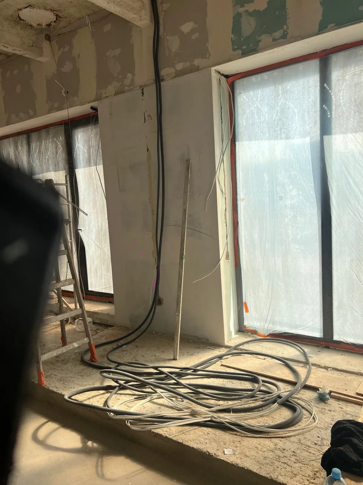 Instalacje rozprowadzone przed wykończeniem ścian