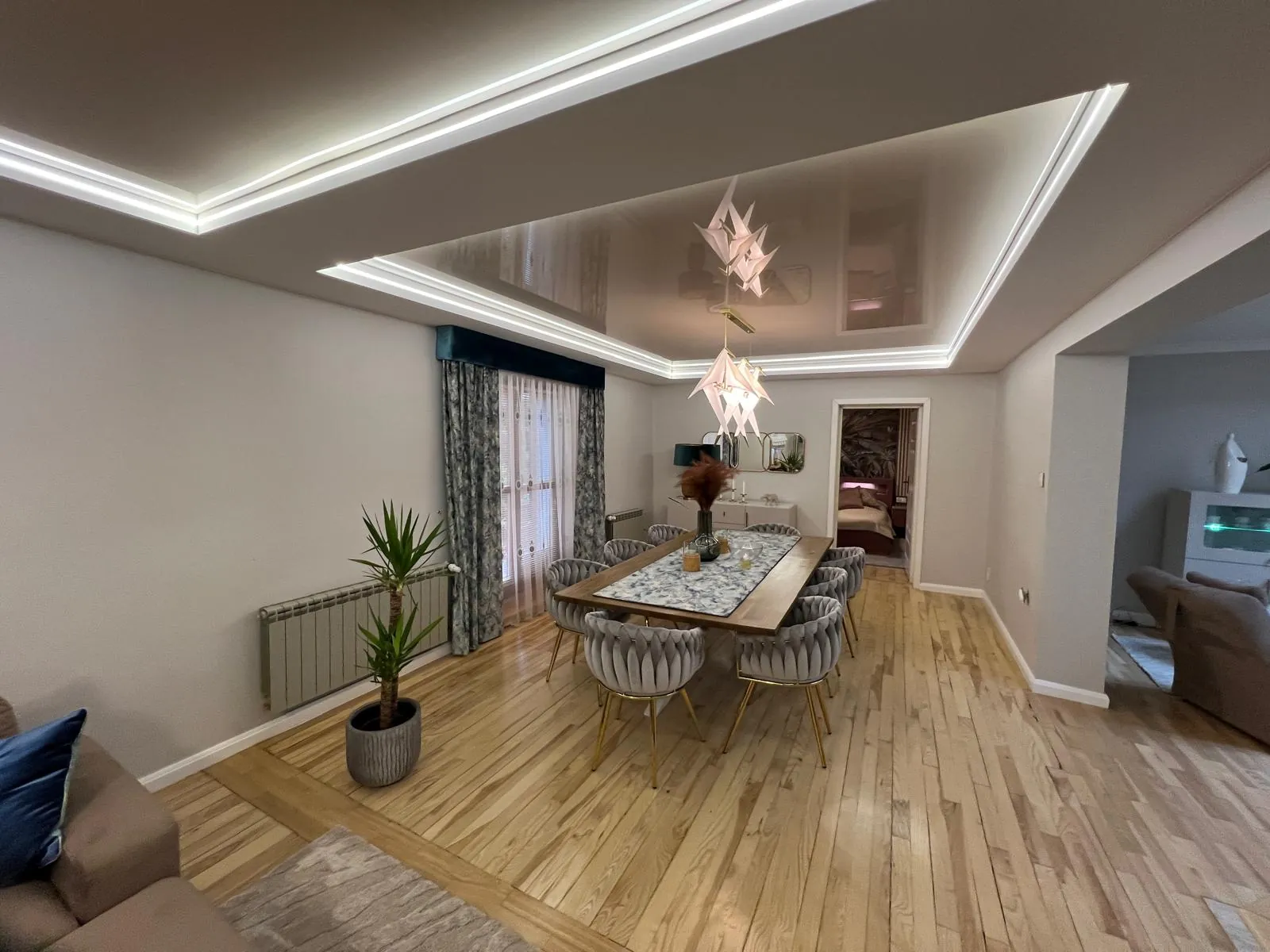 Jadalnia pod sufitem napinanym z obwodowym LED