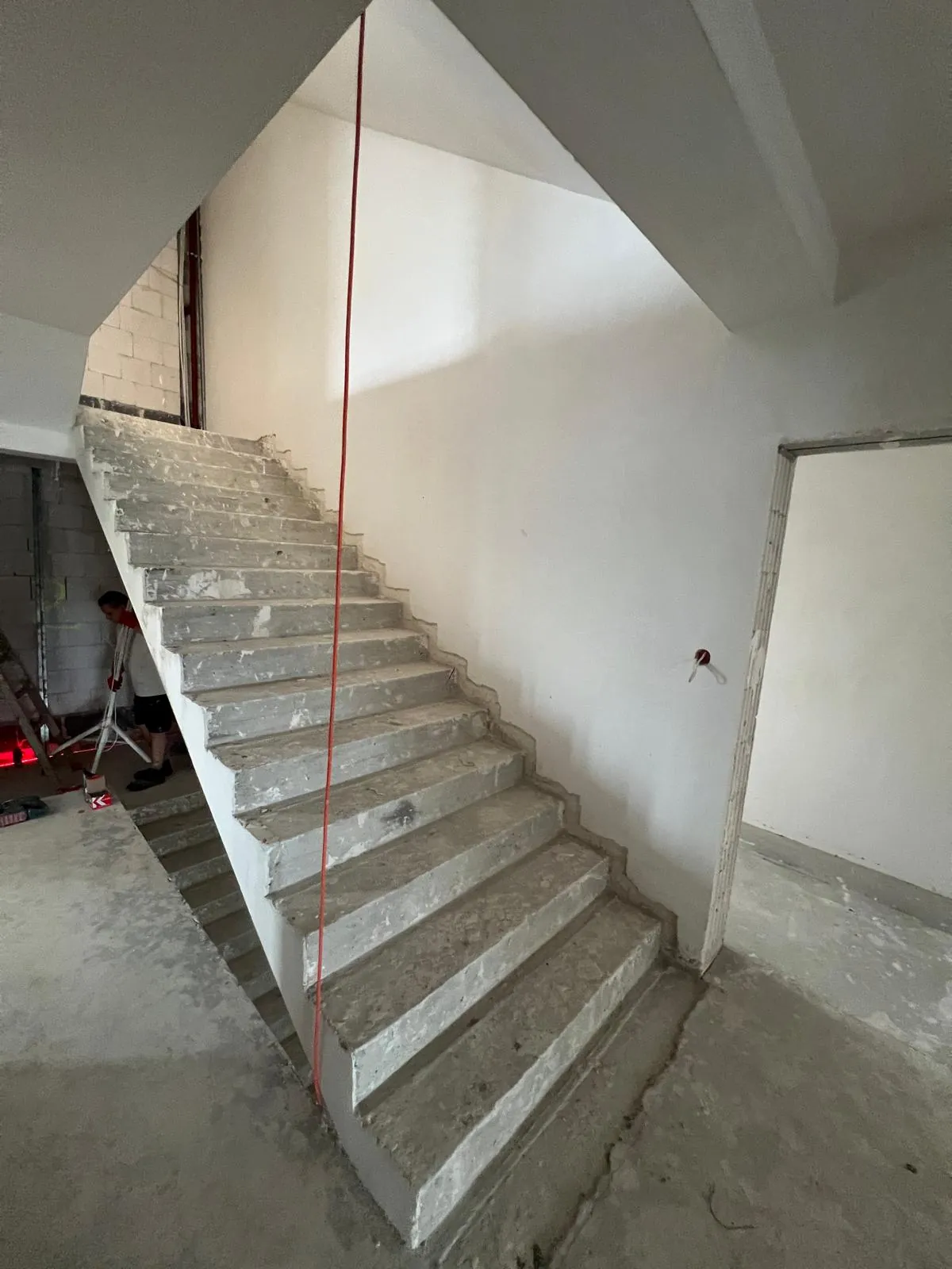 Betonowe schody wewnętrzne przed wykończeniem