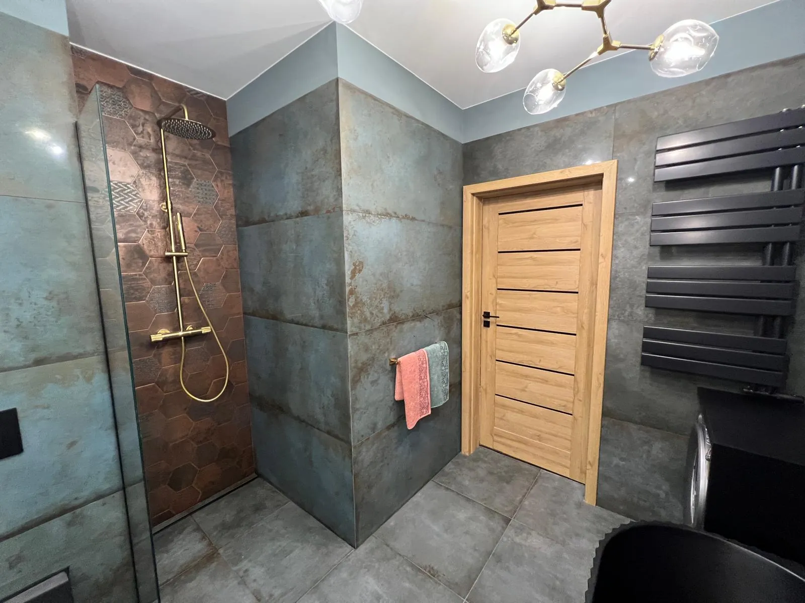 Prysznic walk-in w płytkach wielkoformatowych w kolorze patyny