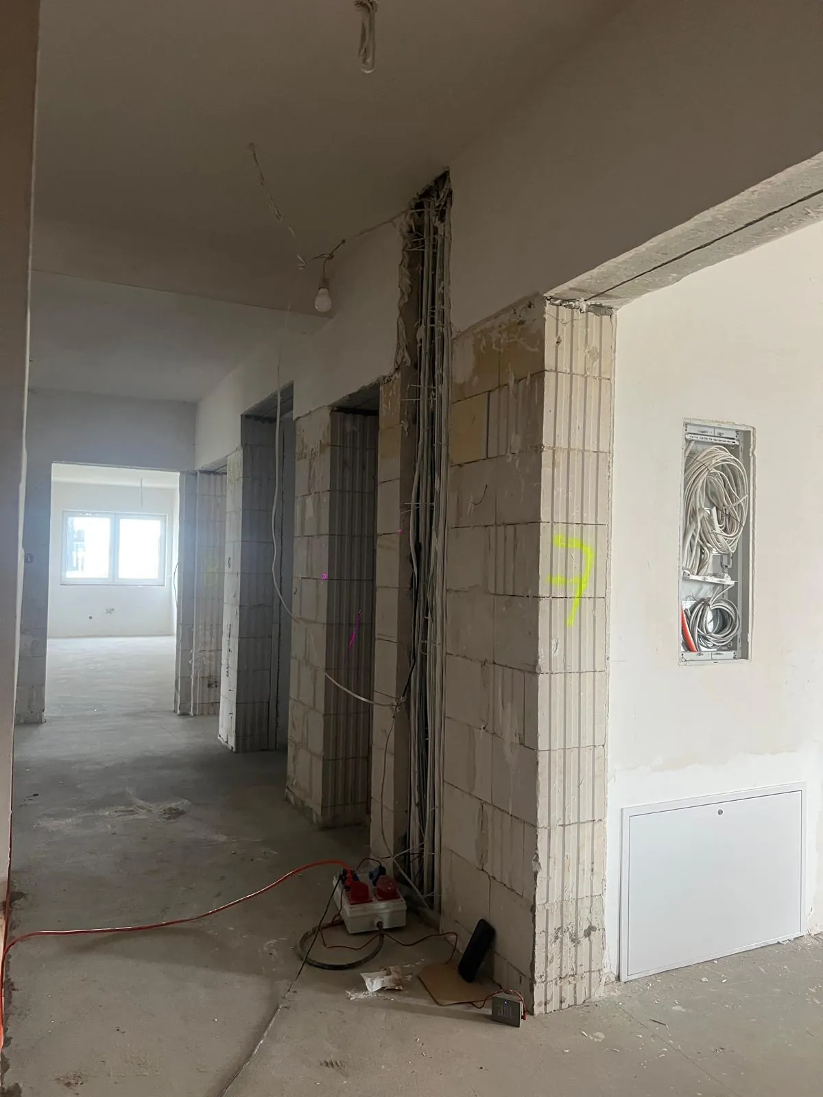 Wnętrze domu przed pracami: ściany z bloczków i instalacje
