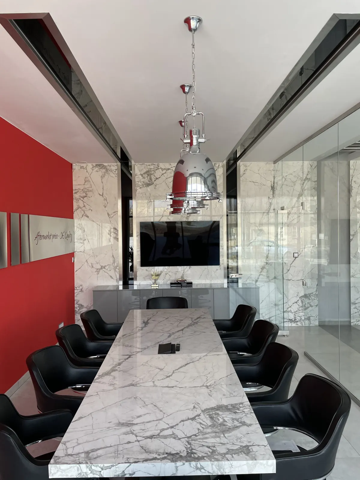 Sala konferencyjna z marmurowym stołem