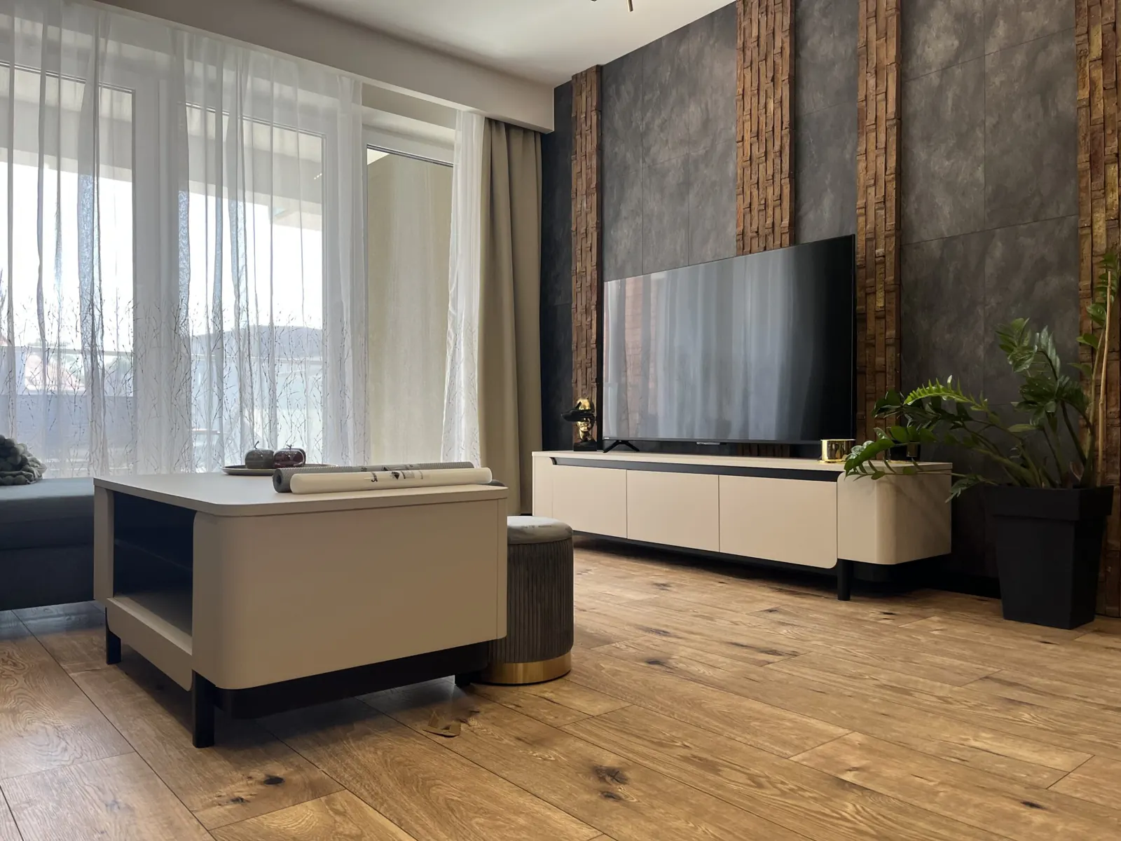 Salon z dekoracyjną ścianą TV i drewnianymi elementami