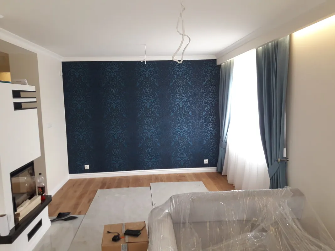 Salon z granatową tapetą