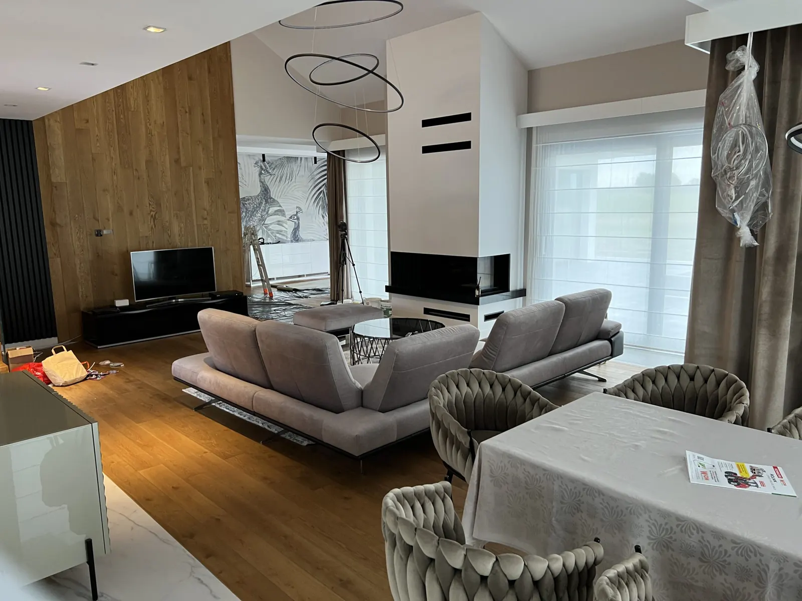 Salon z jadalnią i ścianą z drewna