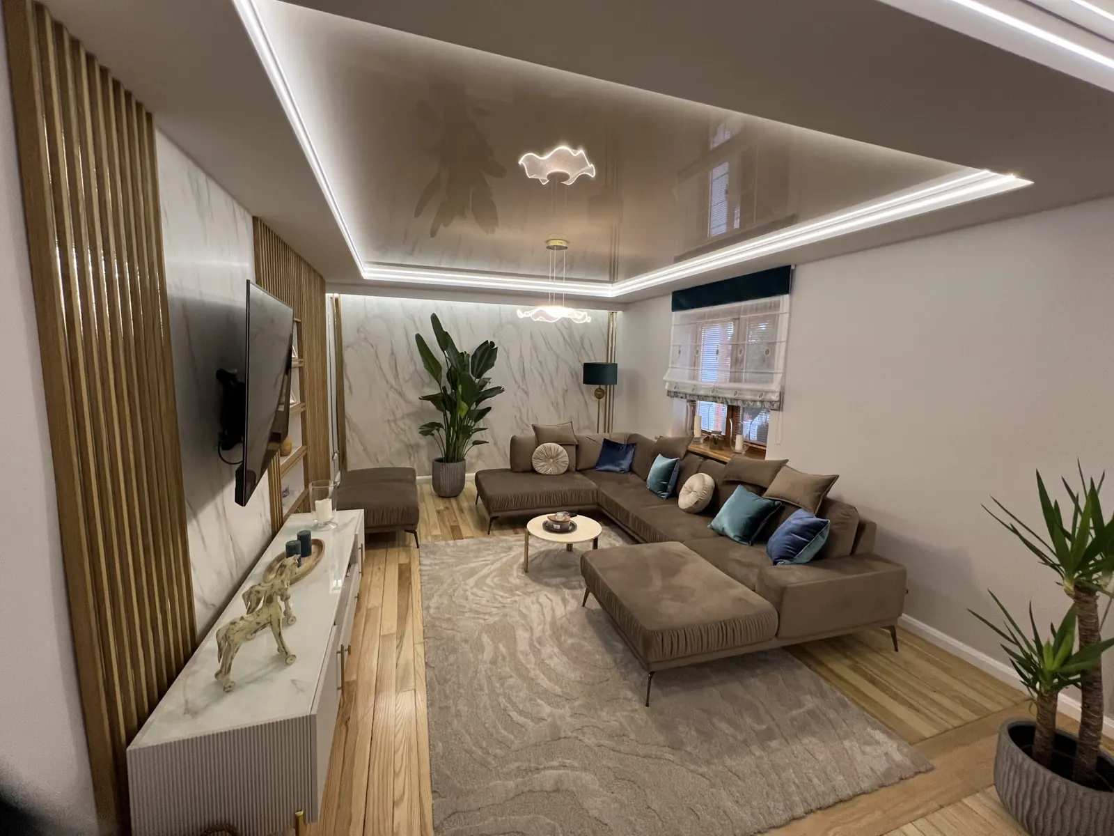 Salon z lamelami i dużym narożnikiem
