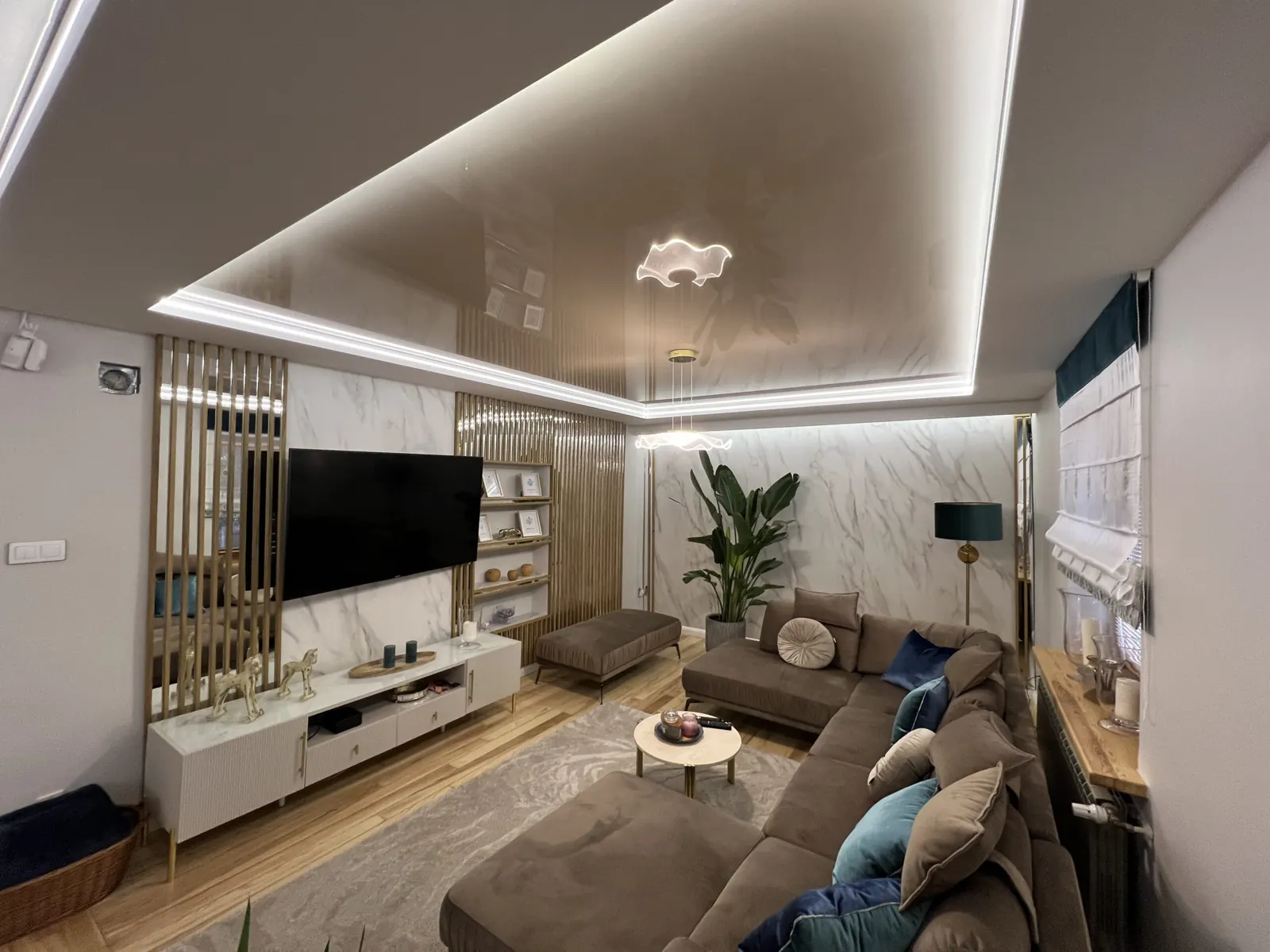 Salon z lamelami, ścianą TV i sufitem LED