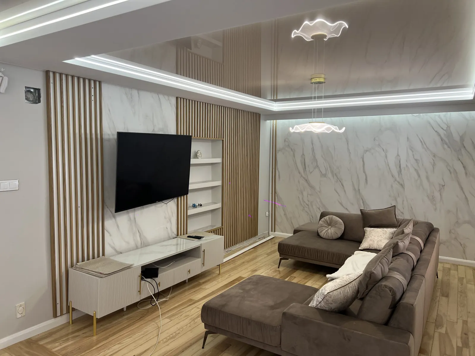 Salon z lamelami i ścianą TV
