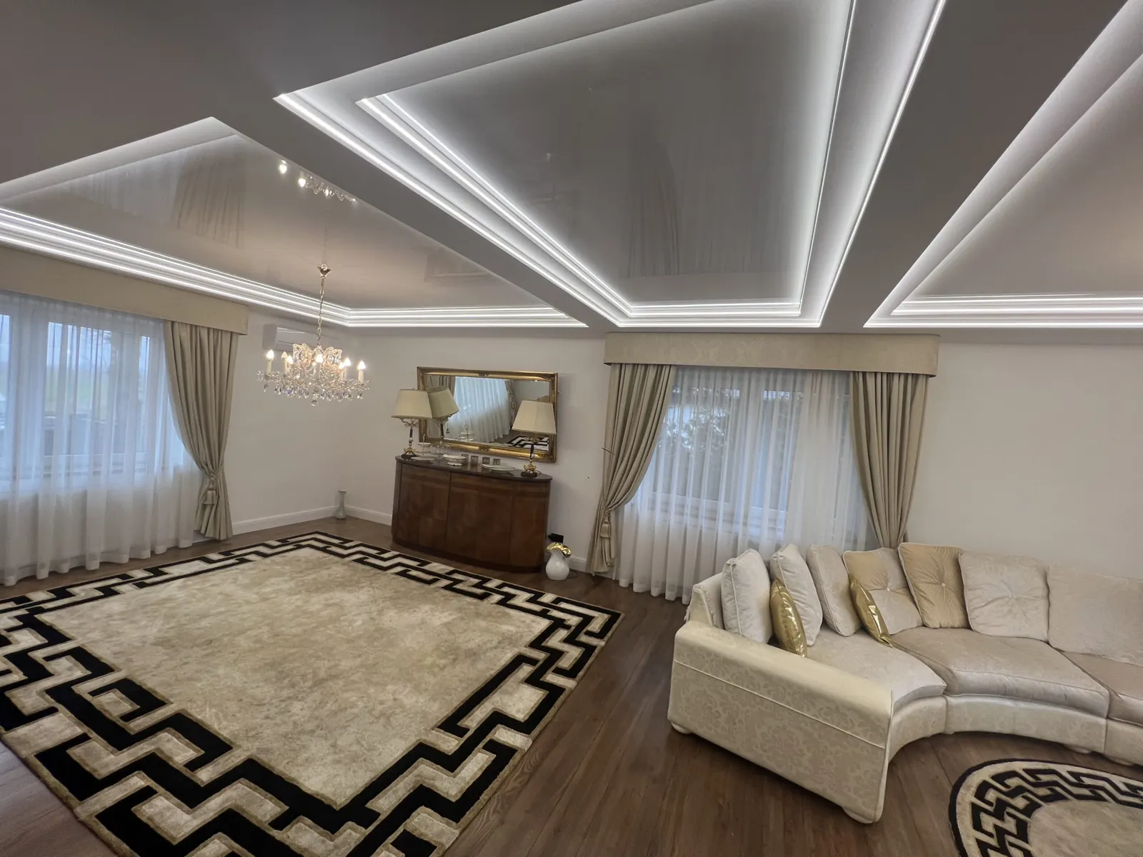 Salon z sufitem LED i dywanem w greckie wzory