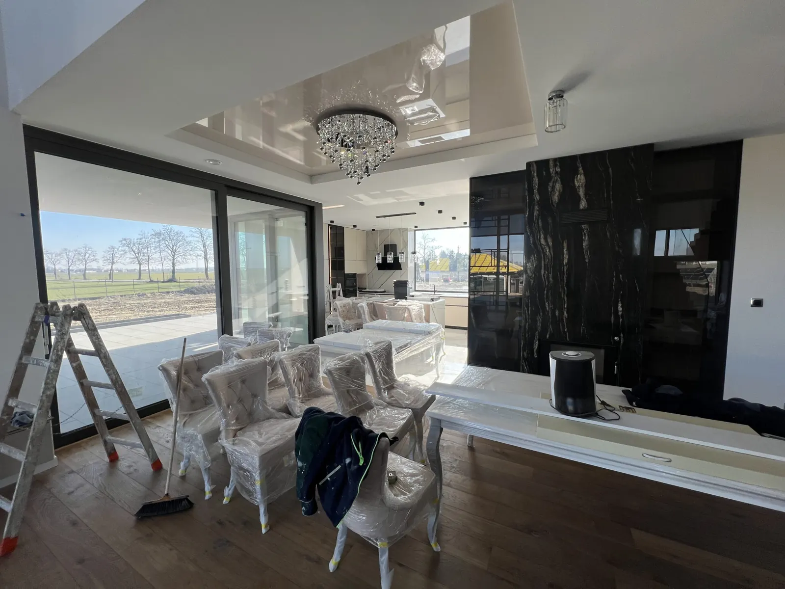 Salon w trakcie wykończenia