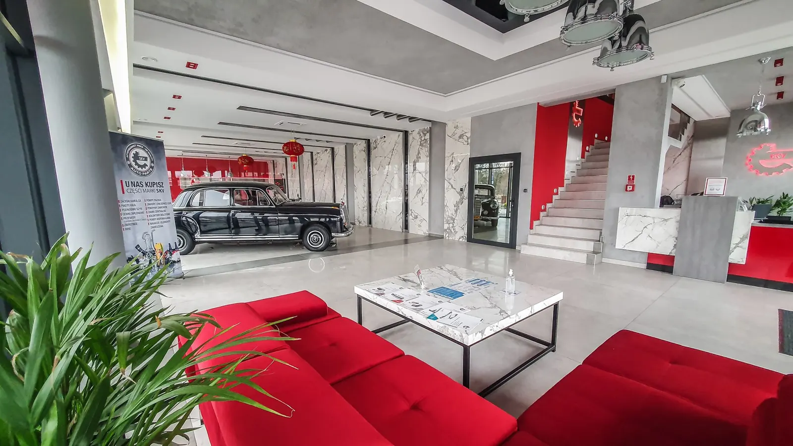 Salon wystawowy z czerwonymi sofami