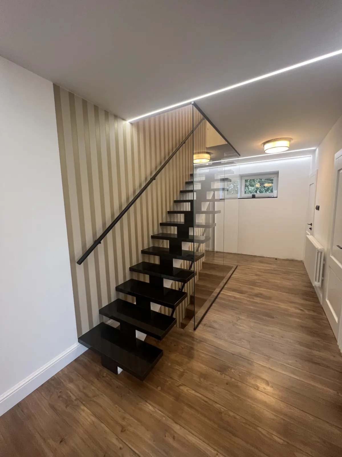 Schody z balustradą i podświetleniem