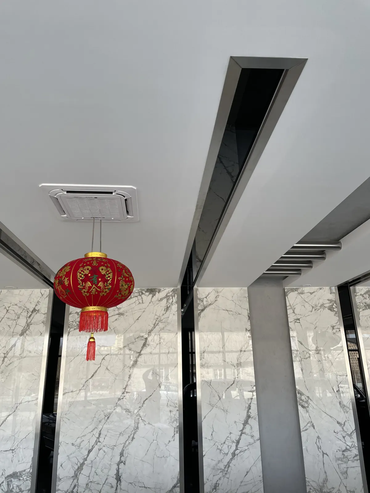 Wnętrze z marmurowymi okładzinami ścian