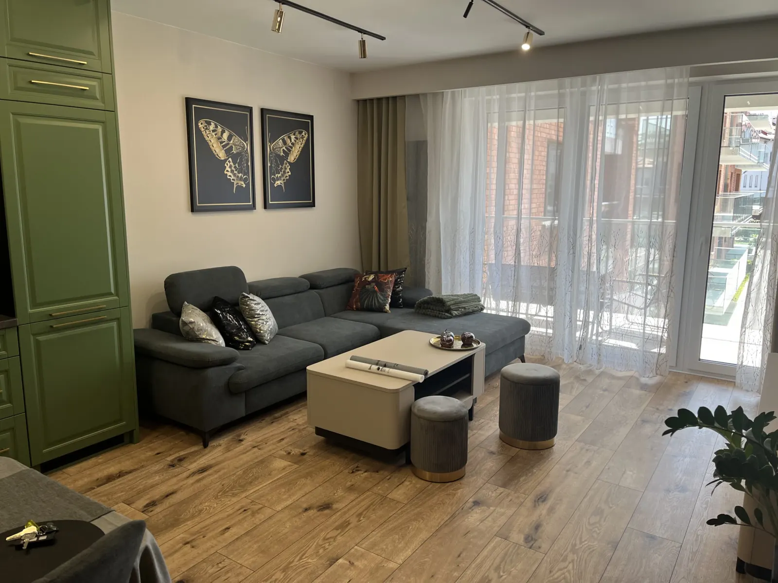 Salon z narożnikiem i oknami tarasowymi