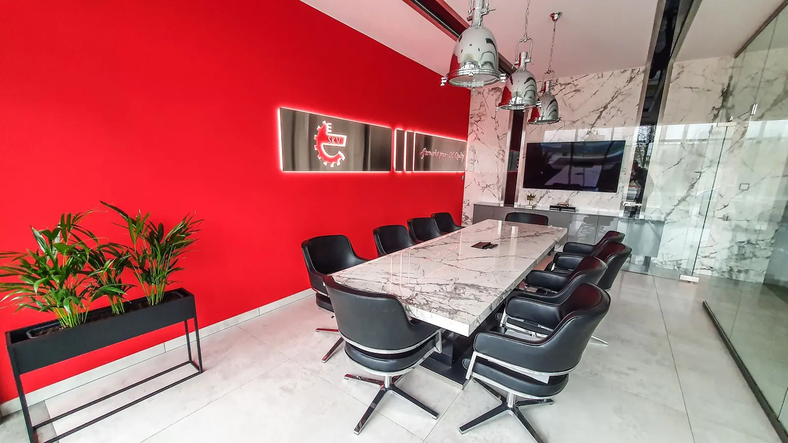 Sala konferencyjna z czerwoną ścianą