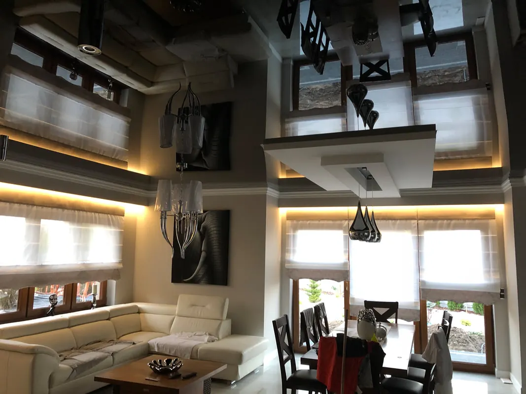 Salon z jadalnią i lustrzanym sufitem napinanym