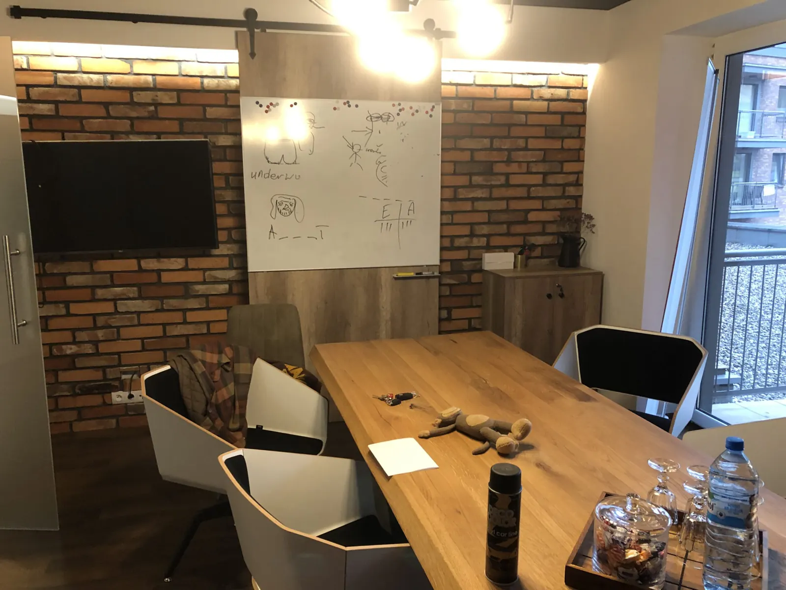 Sala spotkań z cegłą na ścianie