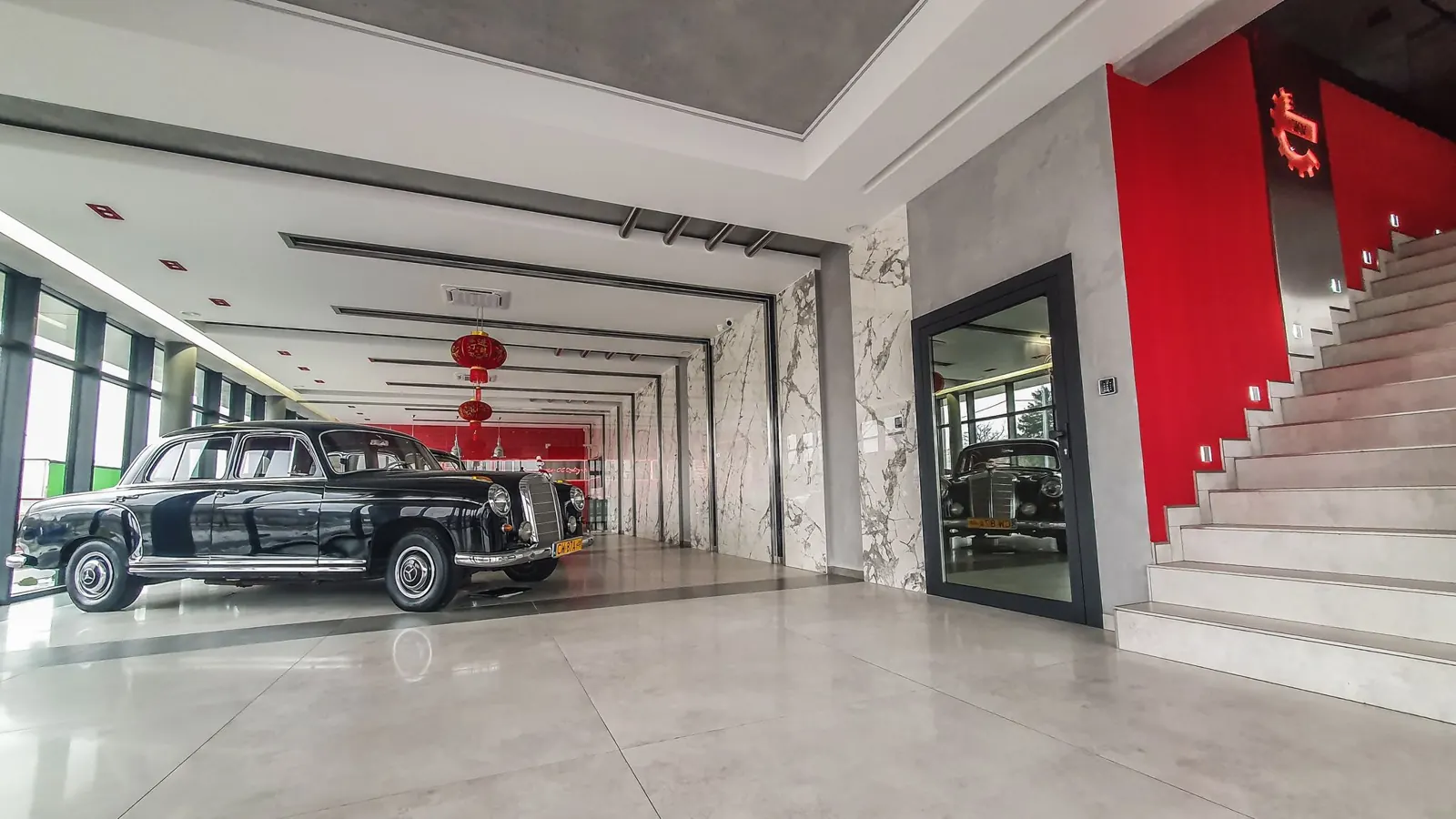 Salon wystawowy z samochodem i schodami