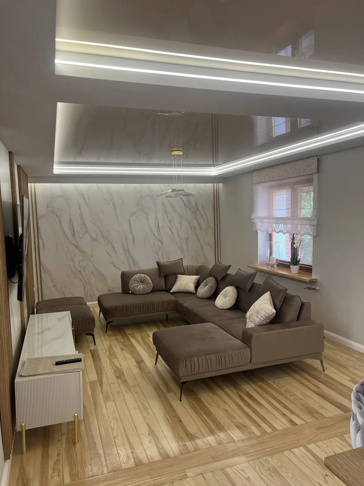 Salon z narożnikiem i sufitem LED