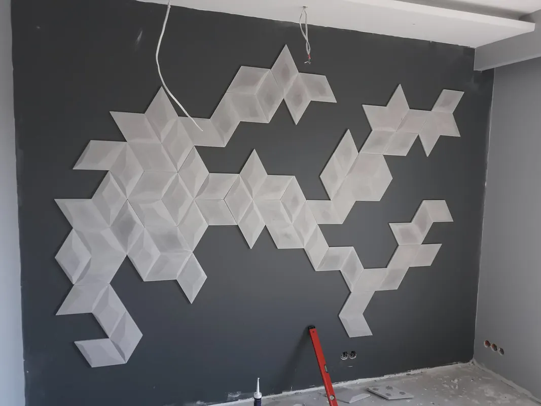 Ściana z panelami 3D w trakcie prac
