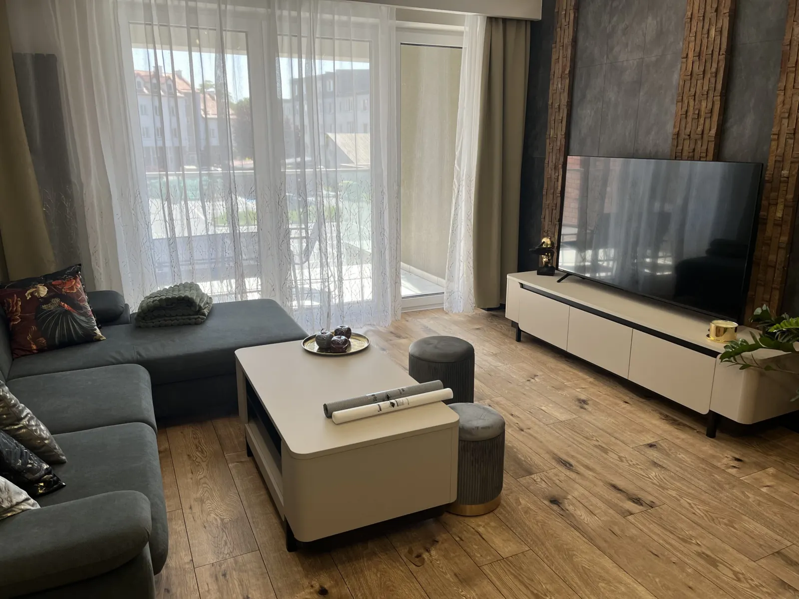 Salon z narożnikiem i ścianą TV