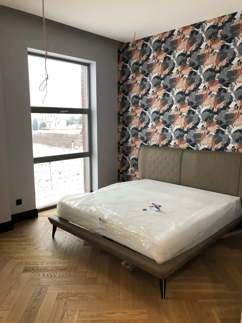 Sypialnia z tapetą na ścianie